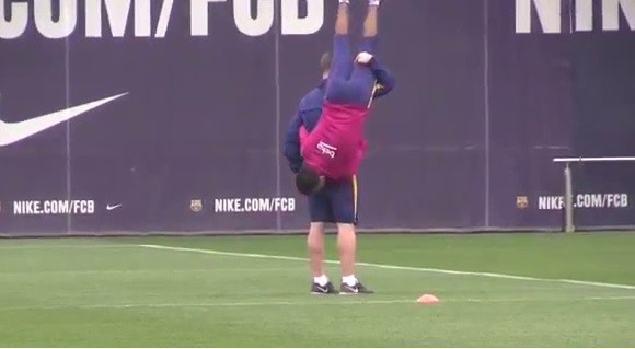 Dani Alves nhí nhố “gợi đòn” trên sân tập