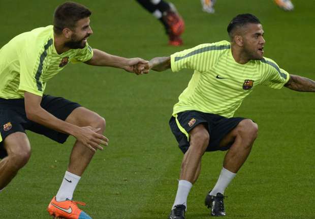 Dani Alves và Gerard Pique bất lực trước mảnh lưới bóng rổ