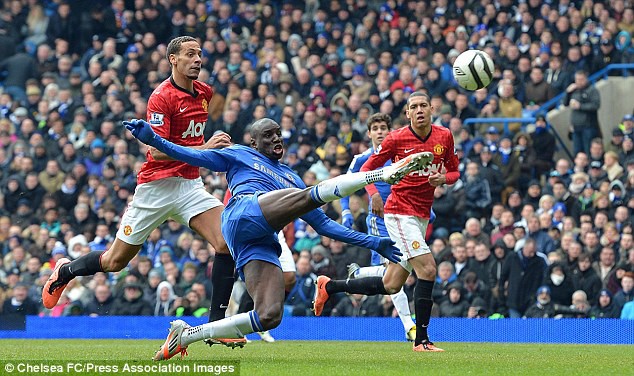 Demba Ba lập công giúp Chelsea vượt ải M.U mùa giải 2012/13