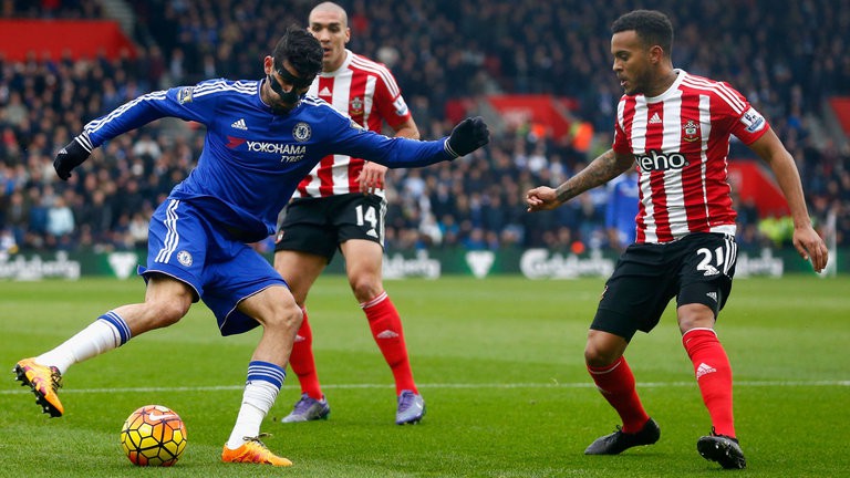 Diego Costa khoái trí ra mặt khi khiến Bertrand phải nhận thẻ