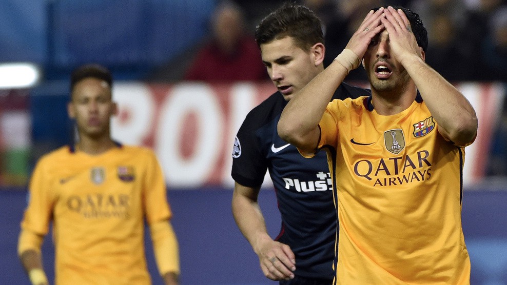 Gây áp lực quá lố với trọng tài, Barca mất penalty phút bù giờ