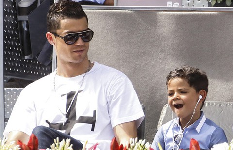 Giành vé vào bán kết Champions League, Ronaldo dạy con sút penalty
