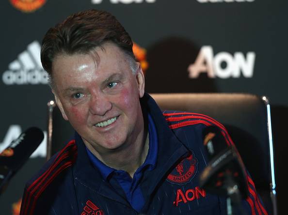 Hậu đại chiến với Arsenal, Van Gaal bị ví với… gà