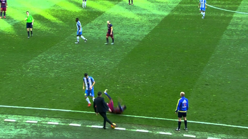 HLV Luis Enrique trổ tài rabona điệu nghệ trong trận derby Catalan