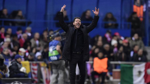 HLV Simeone “đứng ngồi không yên” trong trận tiếp PSV