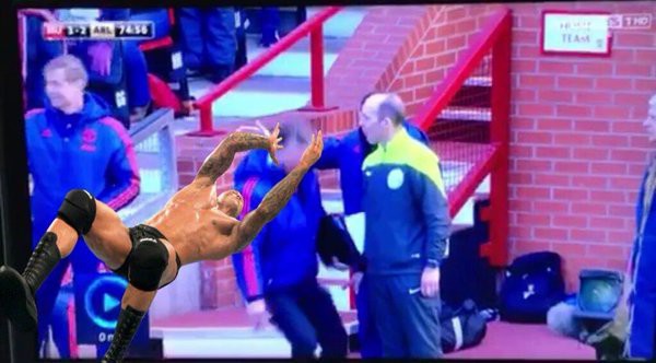 HLV Van Gaal bị hạ gục bởi tay đấm WWE