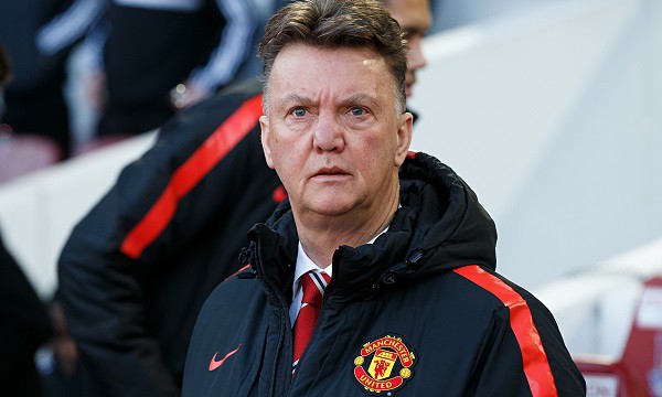 HLV Van Gaal “lăn đùng” ra sân phản đối trọng tài