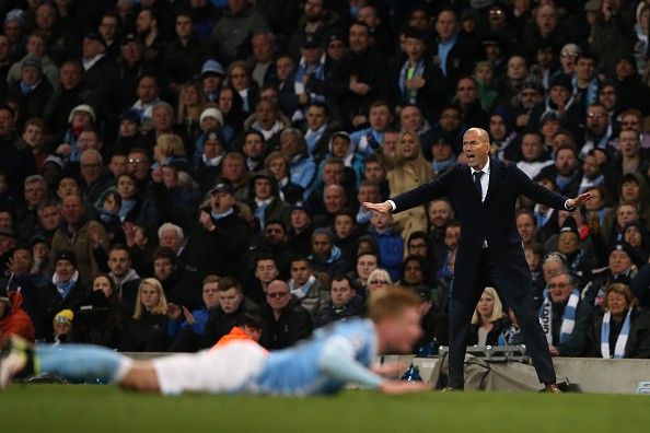 HLV Zidane lại khốn đốn vì… rách quần