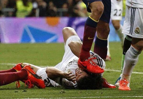 Học Busquets, nữ cầu thủ Tottenham dẫm thẳng lên mặt đối thủ