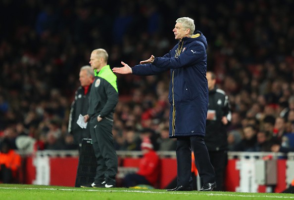 Klopp, Van Gaal trố mắt nhìn Wenger ném tiền