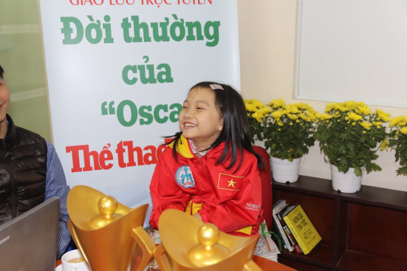 Kỳ thủ nhí Cẩm Hiền hát "Em yêu trường em"