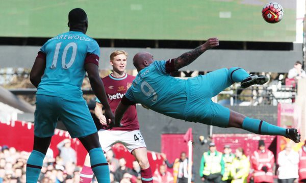 Lão tướng West Ham “còng lưng” sau khi ghi tuyệt phẩm