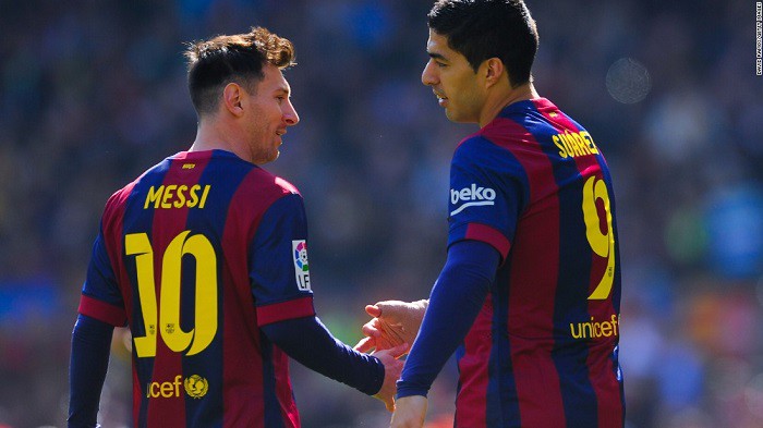 Lionel Messi dạy Luis Suarez thế nào là xâu kim