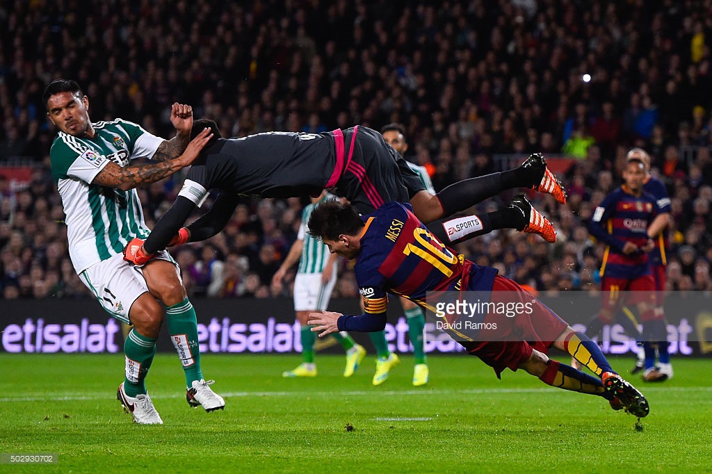 Messi thất thanh sau pha va chạm với ‘vòng 3’ của thủ thành Adan