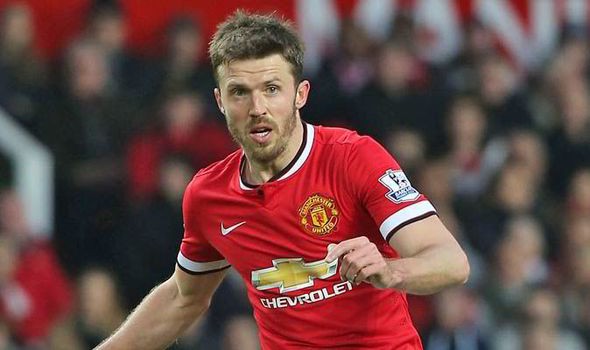 Michael Carrick tỉnh táo “né” đòn đối phương