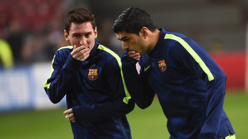 Neymar bị Messi và Suarez ném đá tơi tả trên sân tập vì kiểu tóc mới