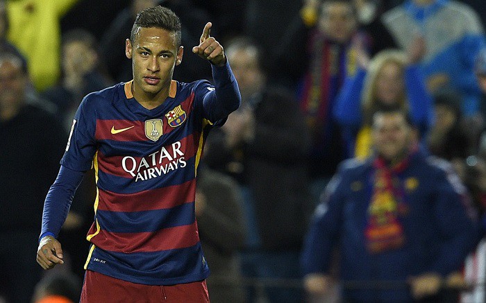 Neymar tí tởn khoe giày mới sau đại chiến với Arsenal