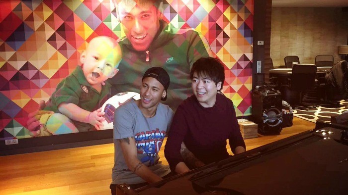 Neymar trổ tài chơi piano cùng nghệ sĩ nổi tiếng thế giới