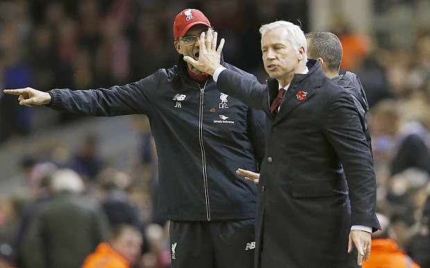 Những hình ảnh hài hước nhất vòng 29 Premier League