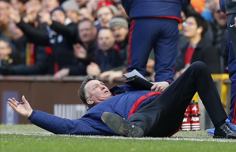 Những pha bóng hài hước nhất vòng 27 Premier League
