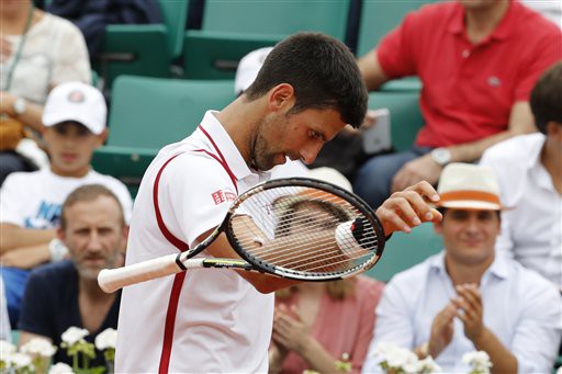 Djokovic làm nền cho cú đánh hay nhất ngày 5 Roland Garros