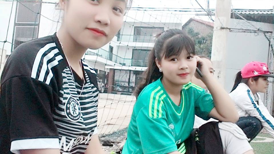 Nữ sinh Việt gây sốt với clip “hành hạ” nhau trên chấm penalty