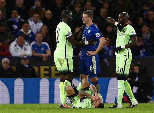 Otamendi và pha ăn vạ thô thiển trong trận gặp Leicester City