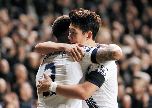 Pha ăn mừng siêu thốn của Kyle Walker sau chiến thắng trước Watford