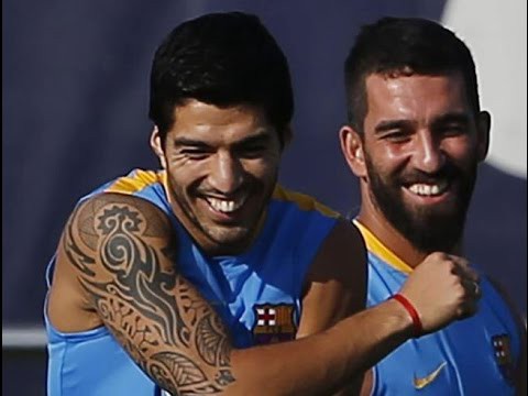 Pha kê chân nguy hiểm của Arda Turan với Luis Suarez trên sân tập