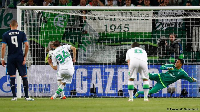 Real bị trọng tài xử ép trong trận gặp Wolfsburg?