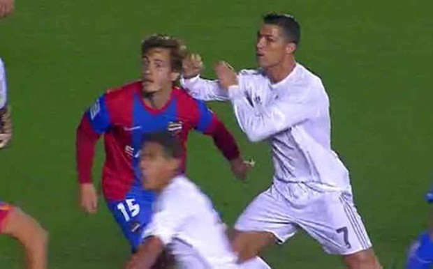 Ronaldo có đánh nguội hậu vệ Levante?