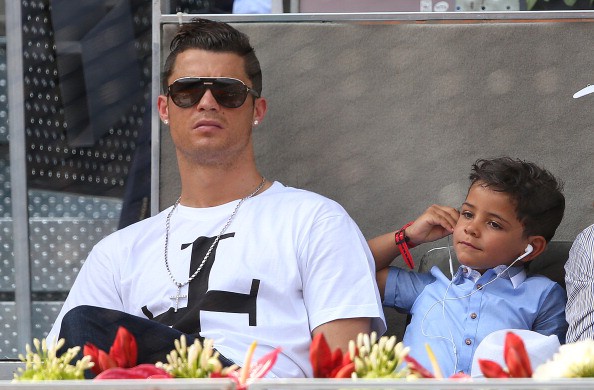 Ronaldo vui như tết khi dạy con chơi bóng