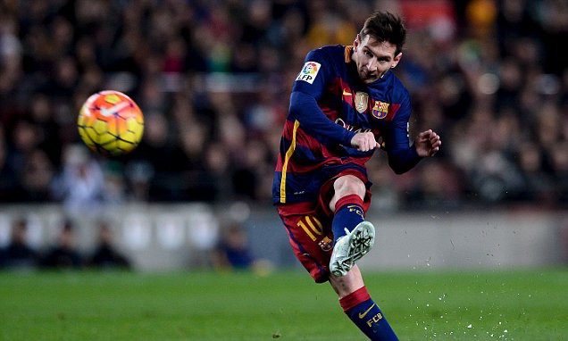 Sút tệ, Messi khiến CĐV xinh đẹp nhập viện ngay trên khán đài
