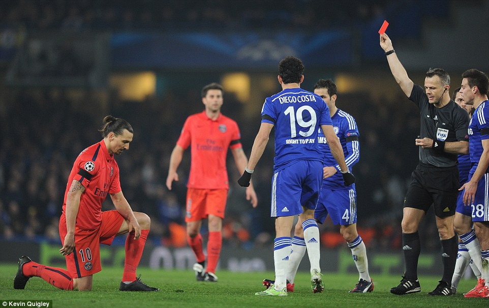Tấm thẻ đỏ của Ibrahimovic trong trận gặp Chelsea