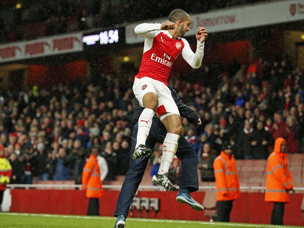 Theo Walcott và chiêu ăn mừng cùng CĐV