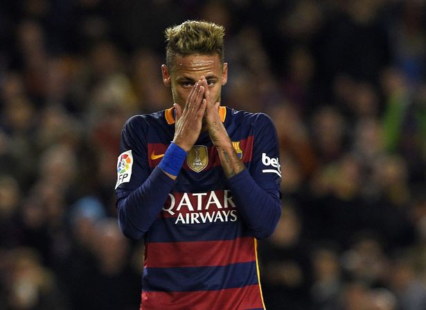 Thua trận, Neymar cay cú tát cầu thủ Valencia