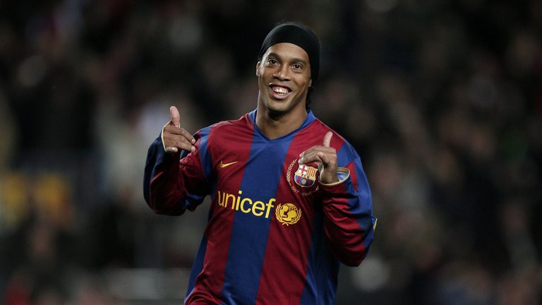 Tiền đạo Hải Phòng đi bóng như Ronaldinho trên sân Lạch Tray