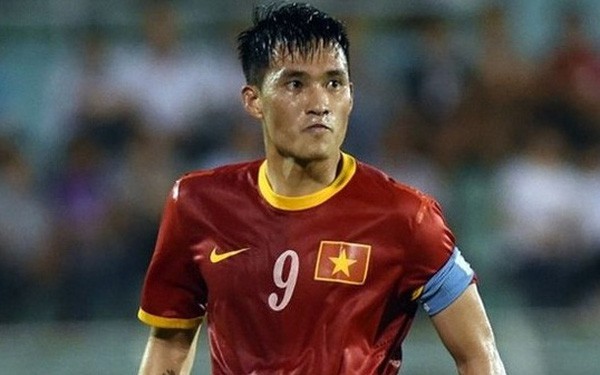 Công Vinh cho đối thủ ăn cùi chỏ...