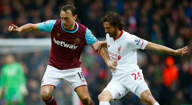 Tình huống nhặt rác ‘dắt cạp quần’ của Mark Noble hài hước nhất vòng 20 Premier League