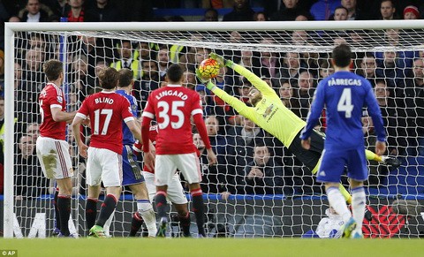 Top 5 pha cản phá ngoạn mục nhất vòng 25 Premier League