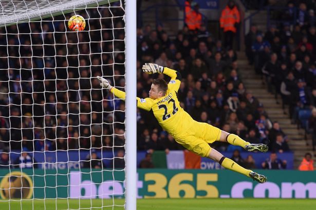 Top 5 pha cản phá xuất sắc nhất vòng 24 Premier League