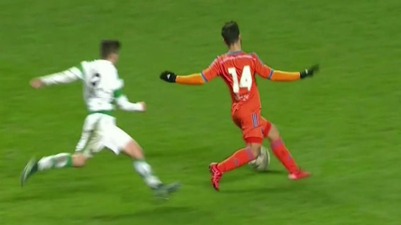 Vidic ngã ngửa trước tuyệt chiêu phòng ngự của hậu vệ trẻ Valencia