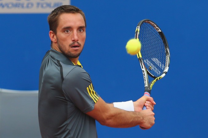 Viktor Troicki nhảy sang phần sân đối phương ghi điểm