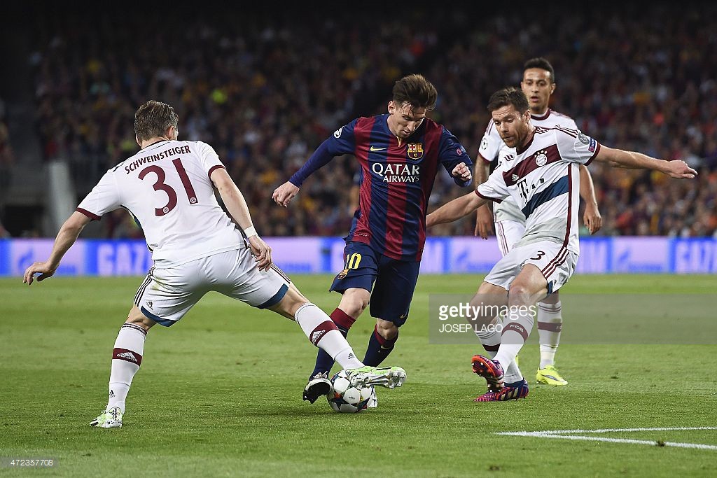 Xabi Alonso thách thức Messi, Ronaldo vừa đọc sách vừa tâng bóng
