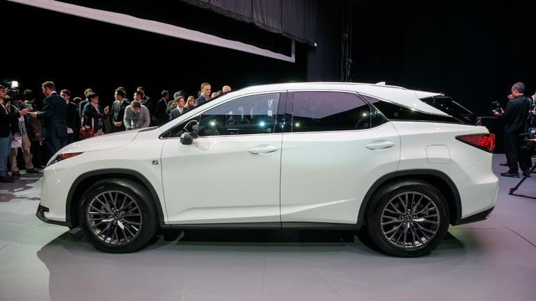 Xe và cuộc sống số 3: Lexus ra mắt phiên bản mới tại Hà Nội