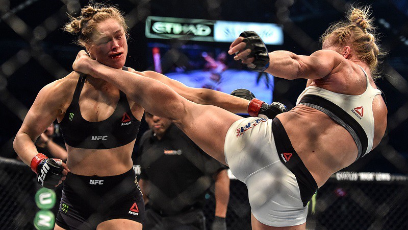 Xem lại trận “kinh điển” giữa Holly Holm và Ronda Rousey