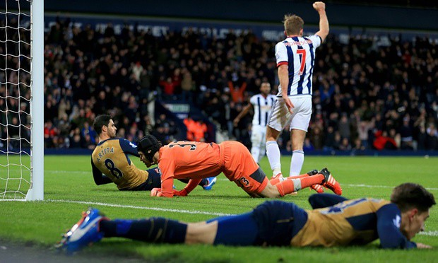 West Bromwich 2-1 Arsenal: Lỗi chồng lỗi, Arsenal phơi pháo tại The Hawthorns