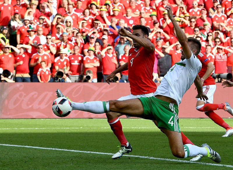 Xứ Wales 1-0 Bắc Ireland: McAuley dâng vé cho xứ Wales