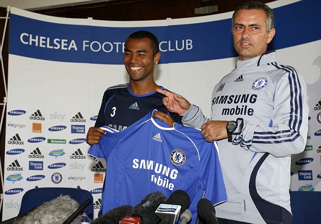 Chelsea từng chấp nhận đi đêm và nộp tiền phạt để cướp Ashley Cole từ Arsenal Chelsea từng chấp nhận đi đêm và nộp tiền phạt để cướp Ashley Cole từ Arsenal