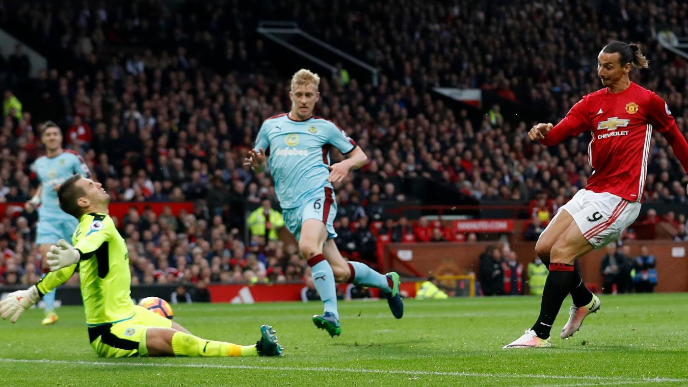 Man Utd 0-0 Burnley: Tiền đạo đ&aacute; bay ghế của Mourinho
